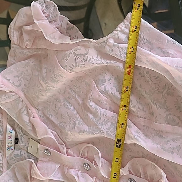 NWT Button Down Ladie's Shirt ❤️ - Picture 7 of 9